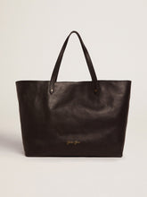 Pasadena Bag in black hammered leather with gold logo on the front