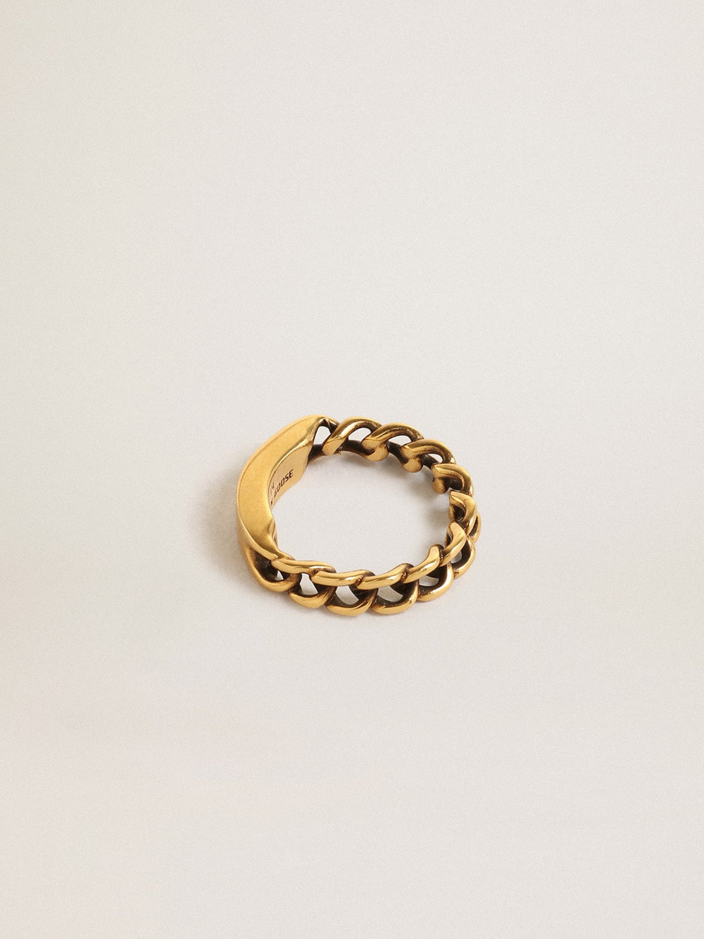 Ring in antique gold color with regular links