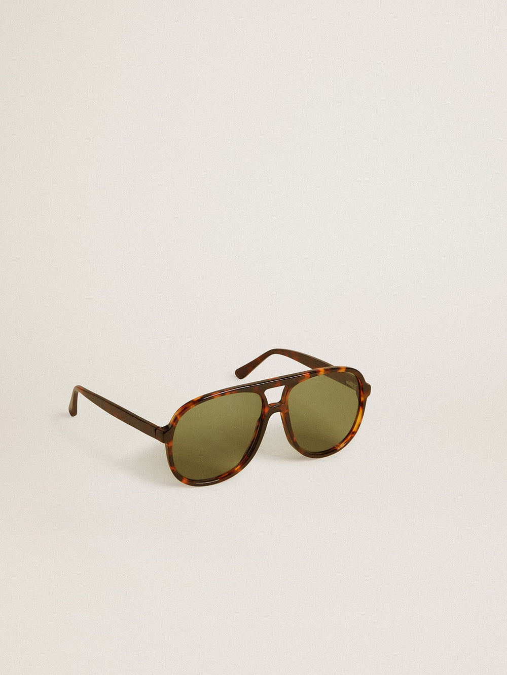 Aviator style sunglasses with tortoiseshell frame and green lenses
