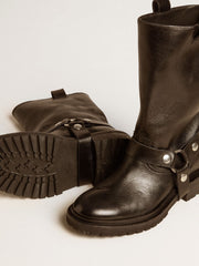 Kurt boots in glossy black leather with silver-colored buckle and studs