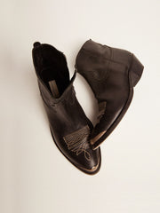 Young ankle boots in black leather with sand-colored embroidery