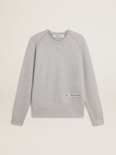 Men’s gray round neck sweatshirt with contrast stitching