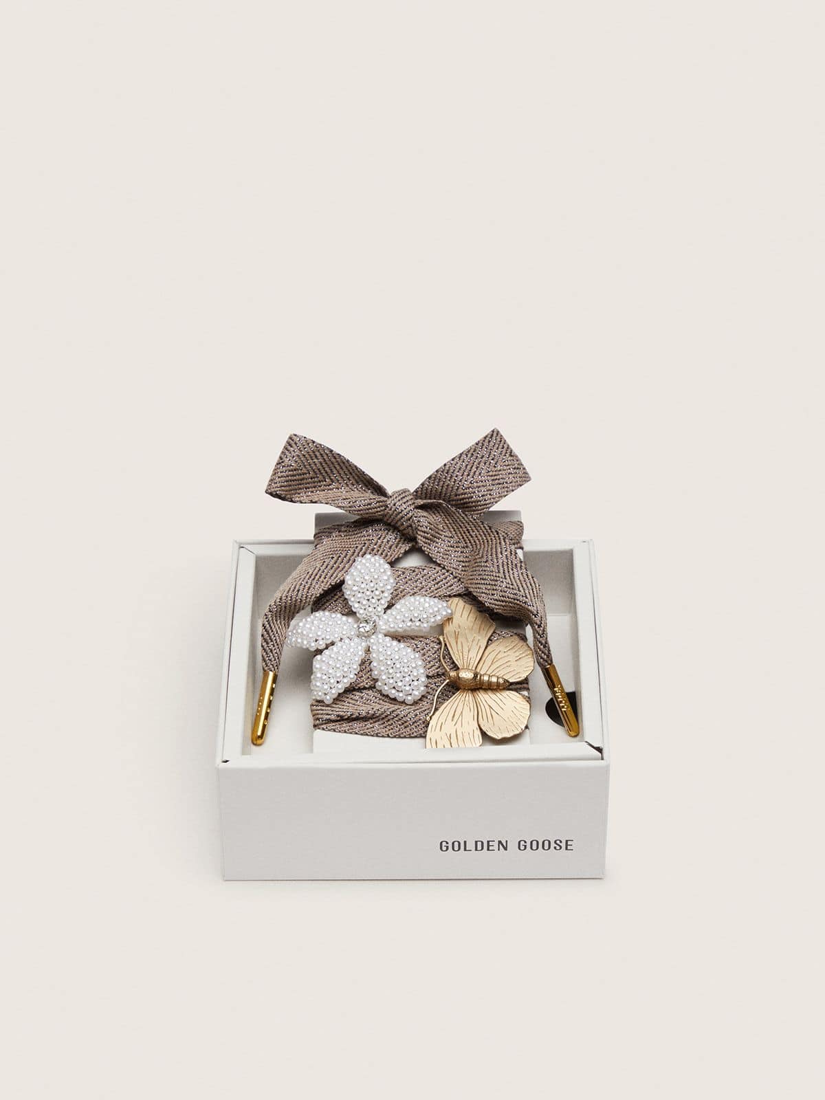 Skin "Sparkling" brown black and silver herringbone laces with two appliqué charms