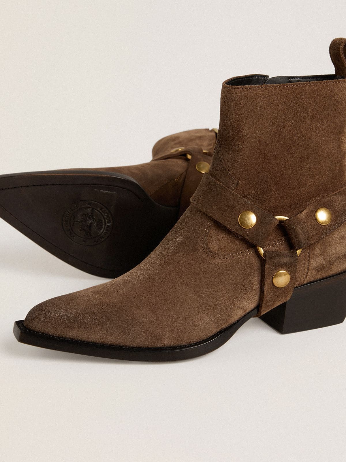 Low Debbie boots in dove-gray suede with removable buckle