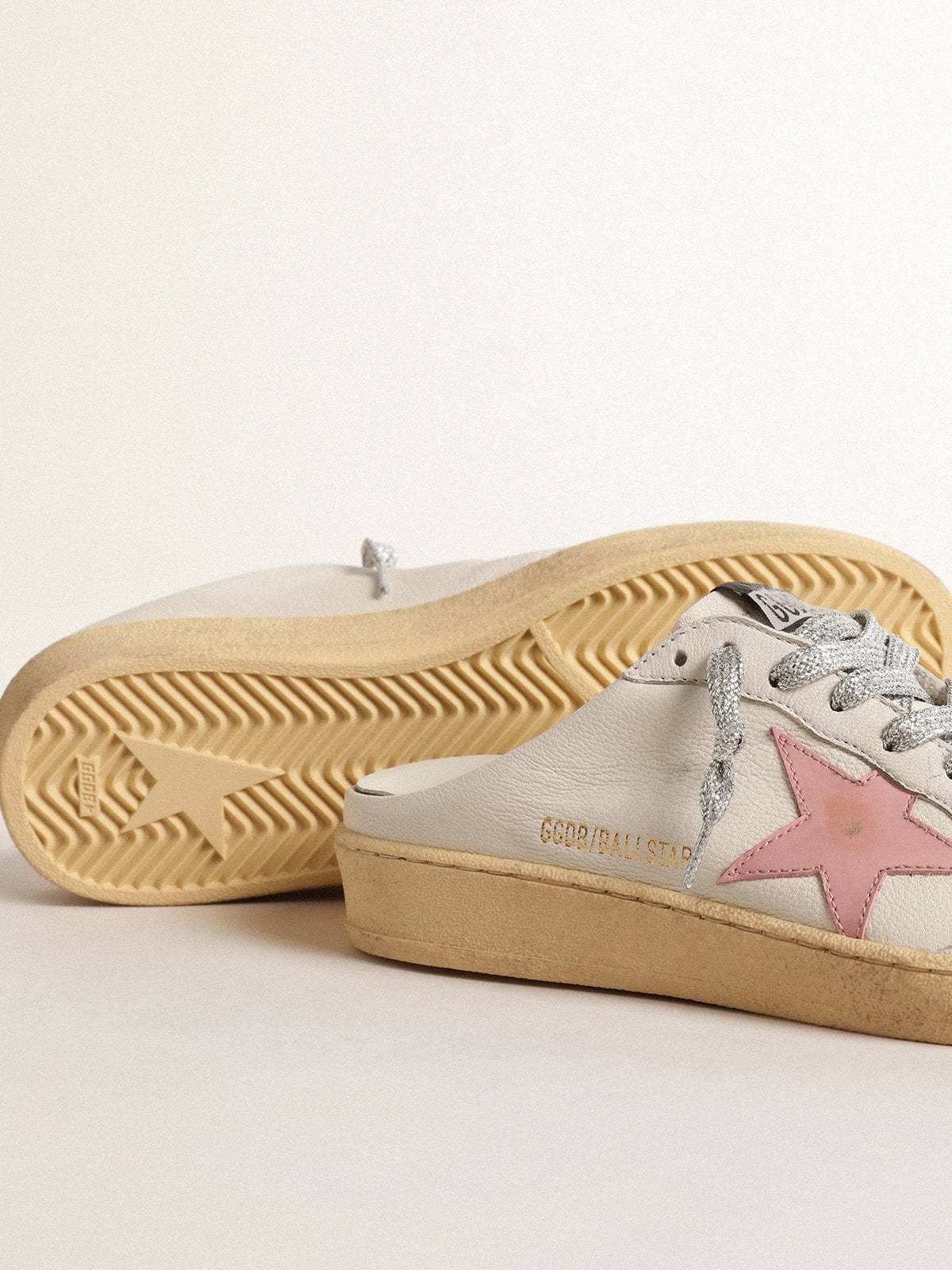 Ball Star Sabots in white nappa with an old-rose leather star