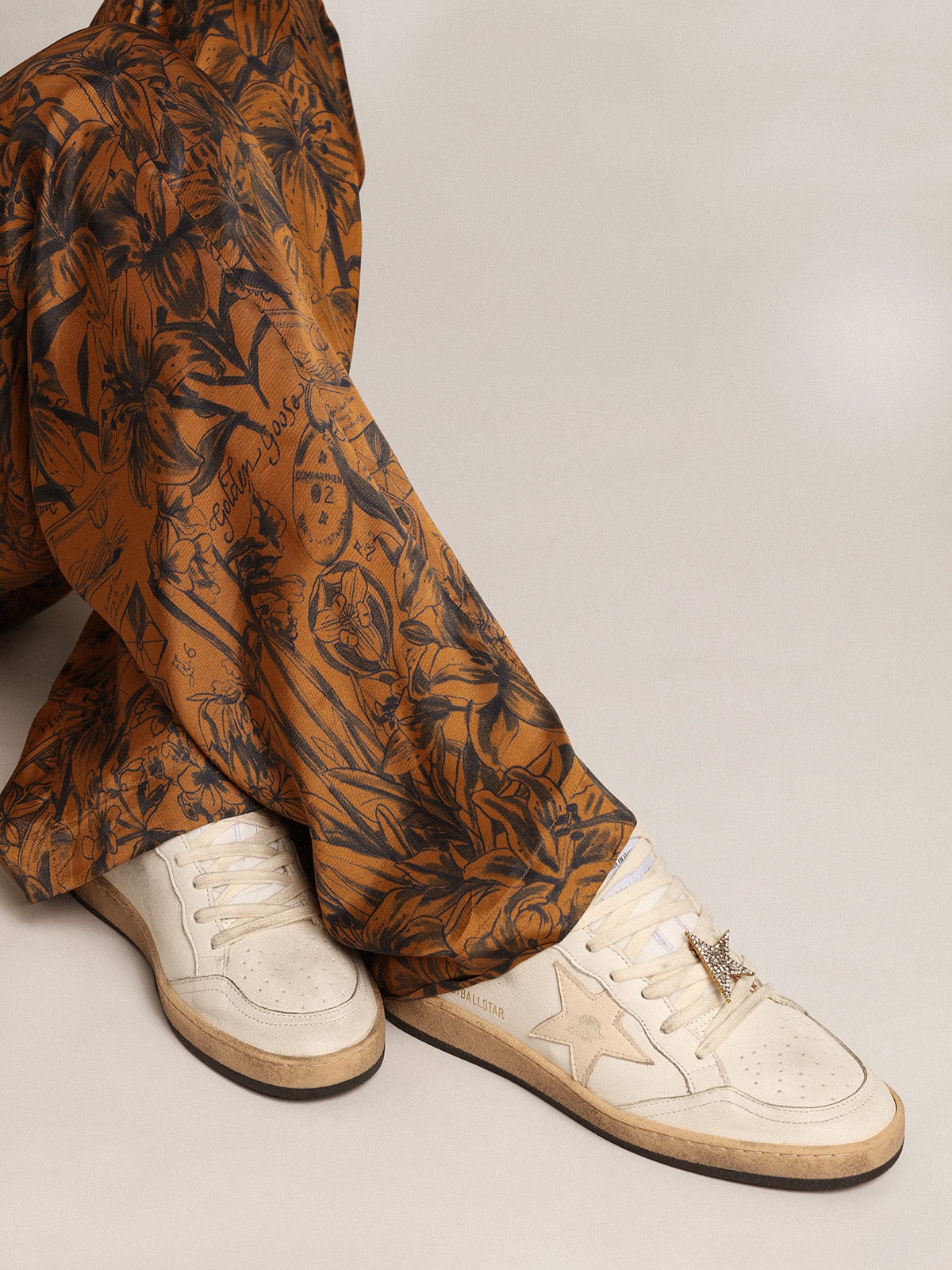 Ball Star in white nappa with a salmon-pink nappa star