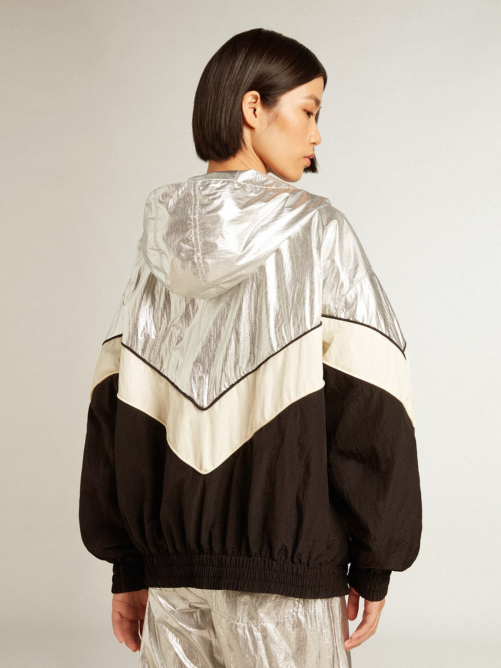 Women's windcheater in silver and black technical fabric