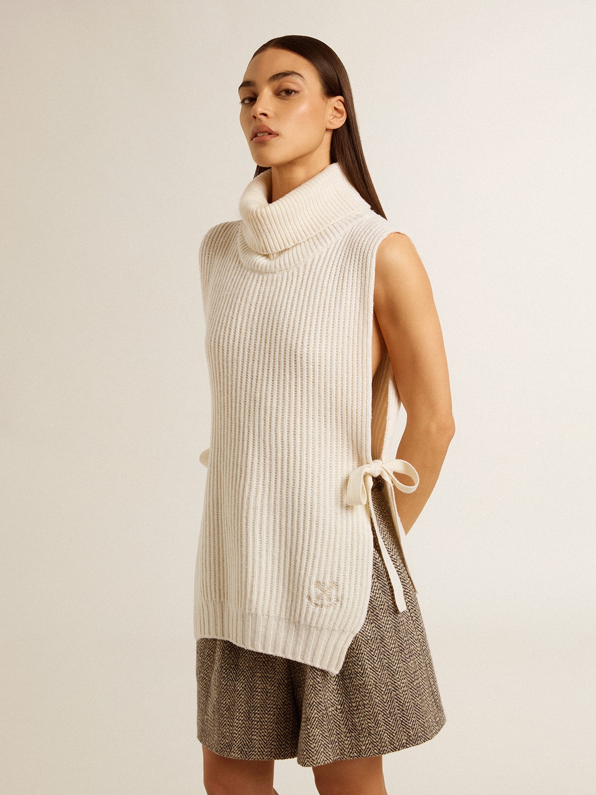 Unisex white high-neck sleeveless sweater in ribbed wool