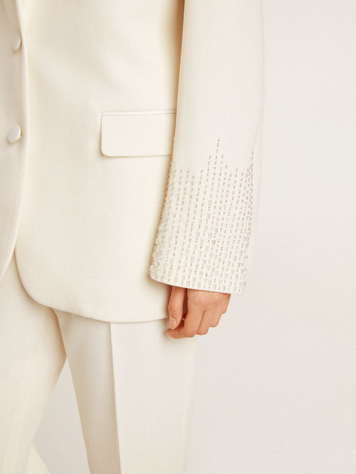 Single-breasted oversize jacket in white with silk effect and embroidery