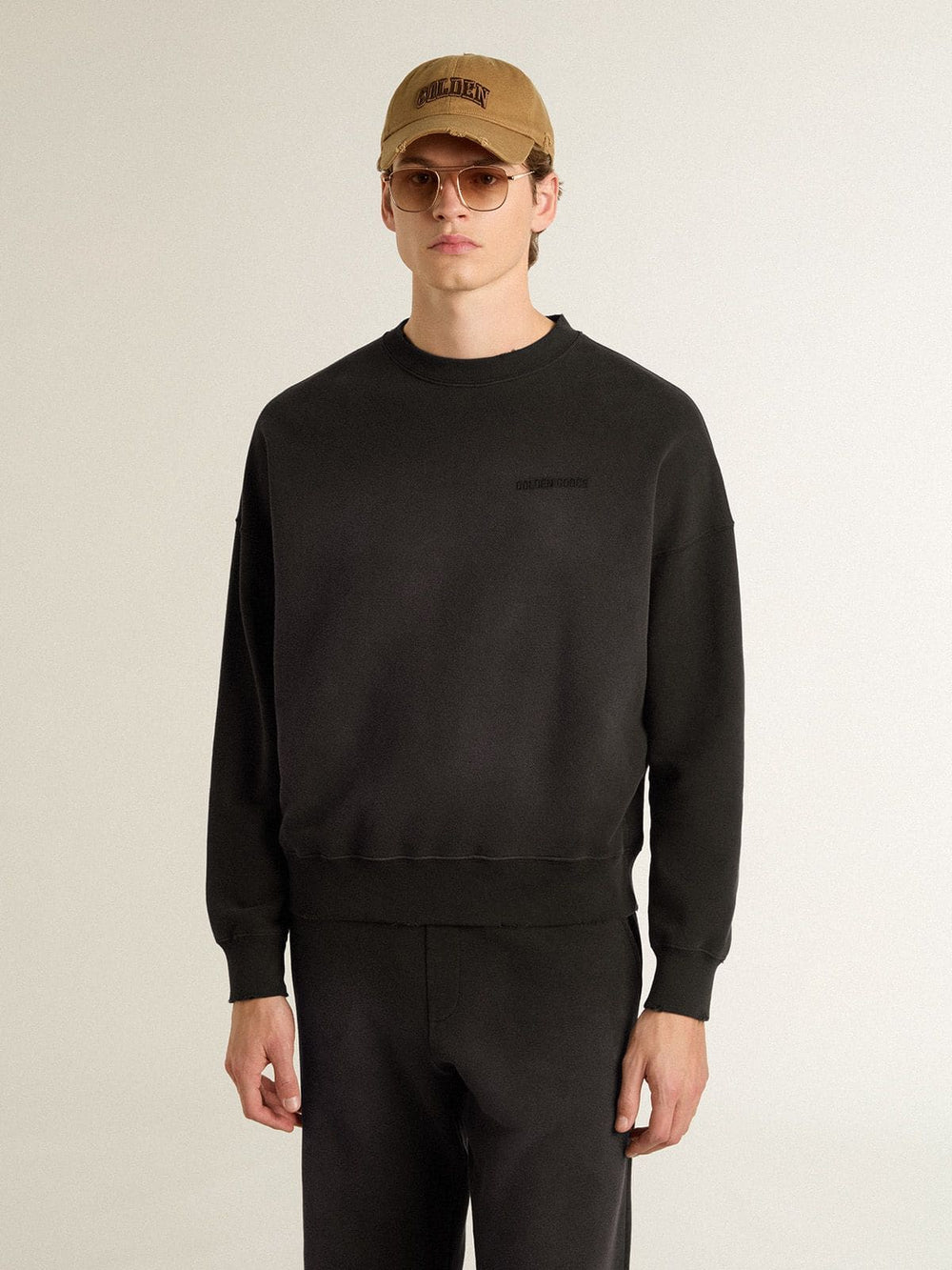 Unisex sweatshirt in worn black cotton with logo embroidery