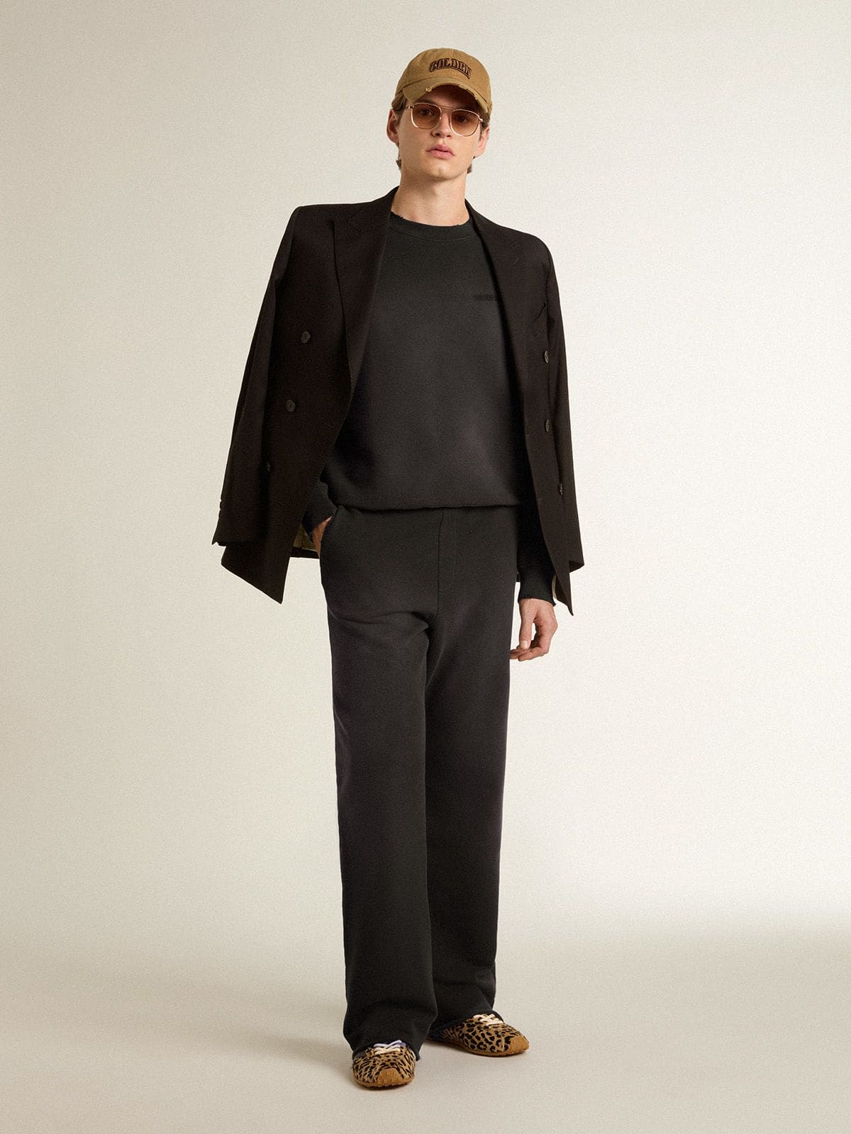 Unisex sweatshirt in worn black cotton with logo embroidery