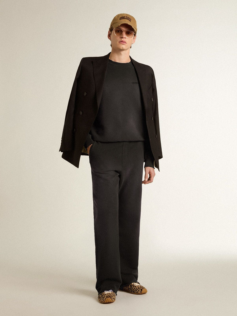 Unisex sweatshirt in worn black cotton with logo embroidery