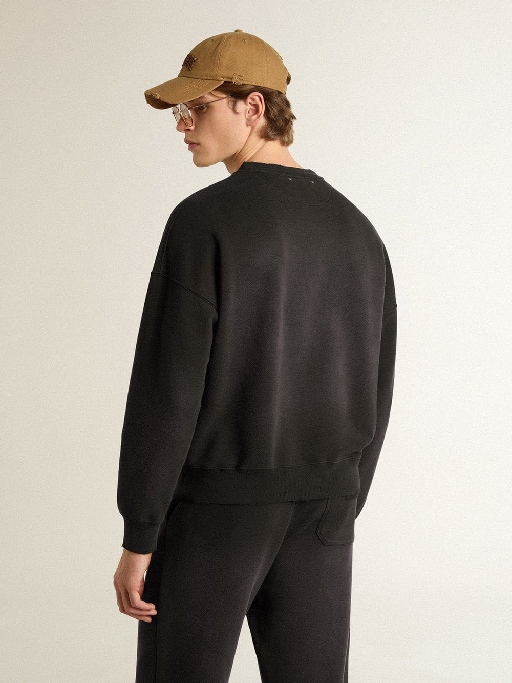 Unisex sweatshirt in worn black cotton with logo embroidery