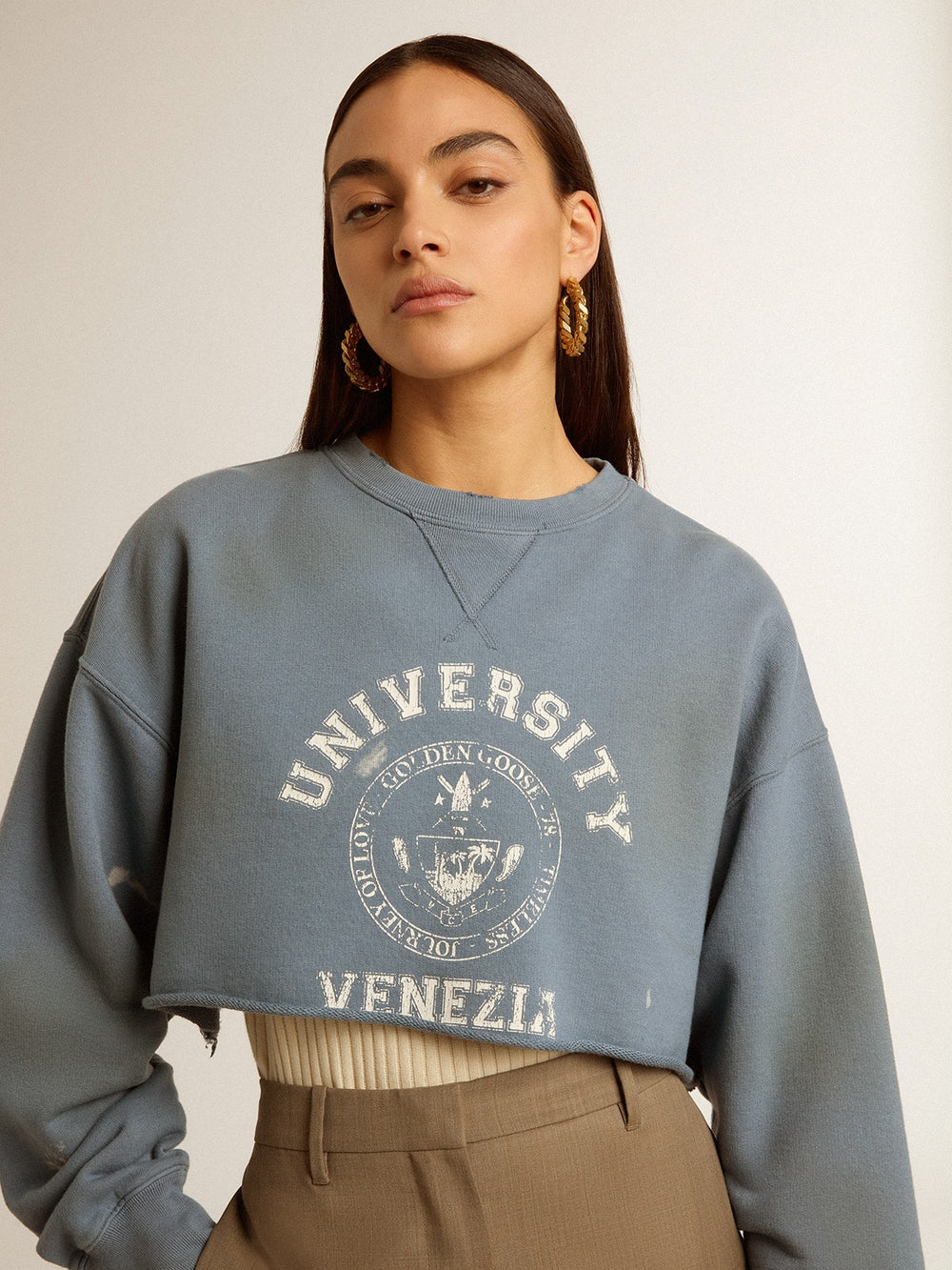 Cropped sweatshirt in baby blue with distressed finish