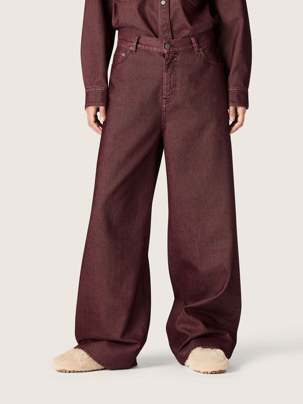 Women's jeans in burgundy denim