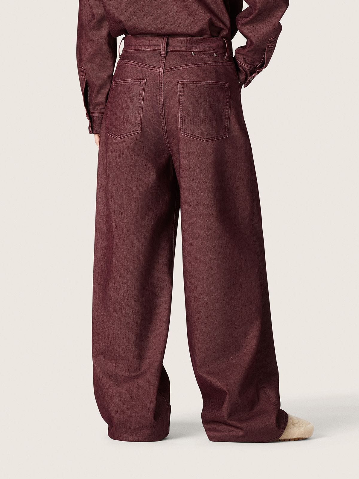 Women's jeans in burgundy denim