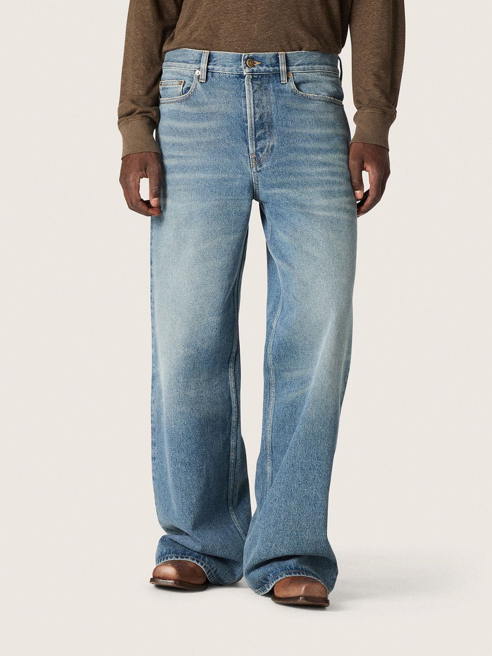 Golden women's boyfriend jeans in stone-washed light blue denim