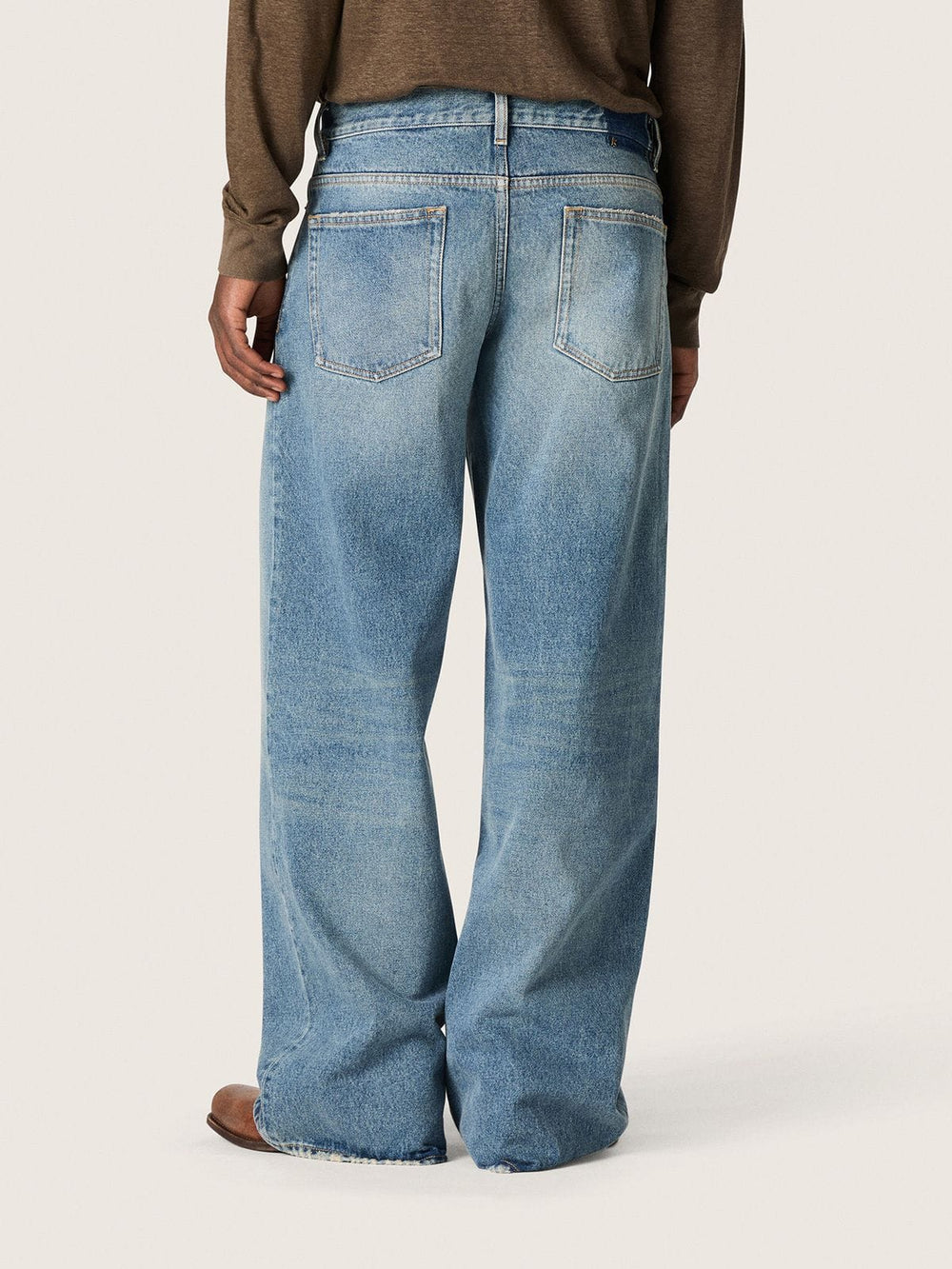 Golden women's boyfriend jeans in stone-washed light blue denim