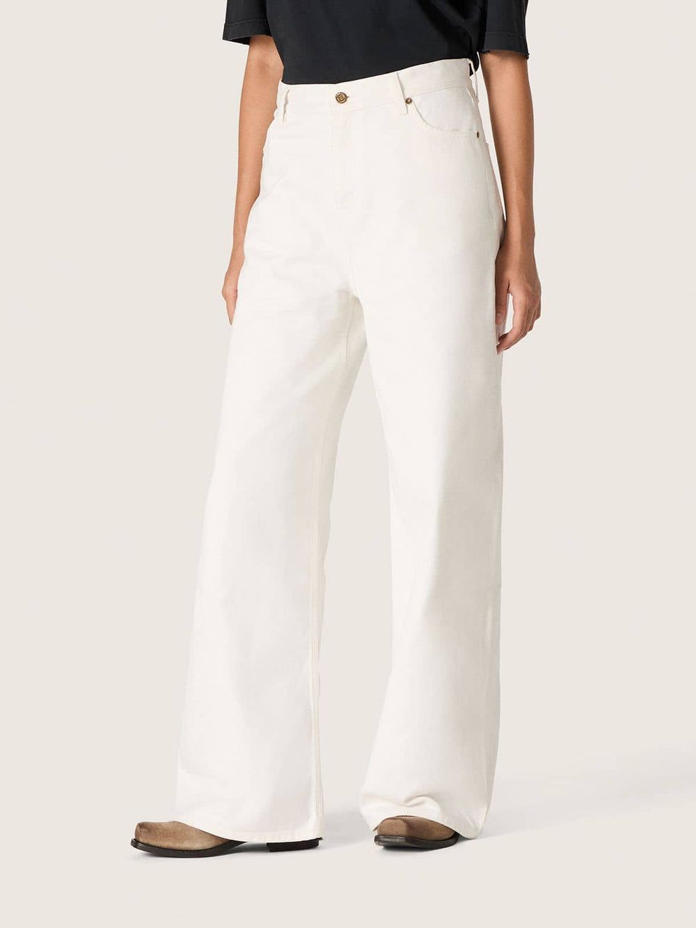 Golden women’s boyfriend jeans in optical white bull denim