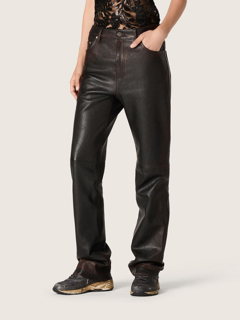 Women's pants in dark burgundy nappa with vintage finish