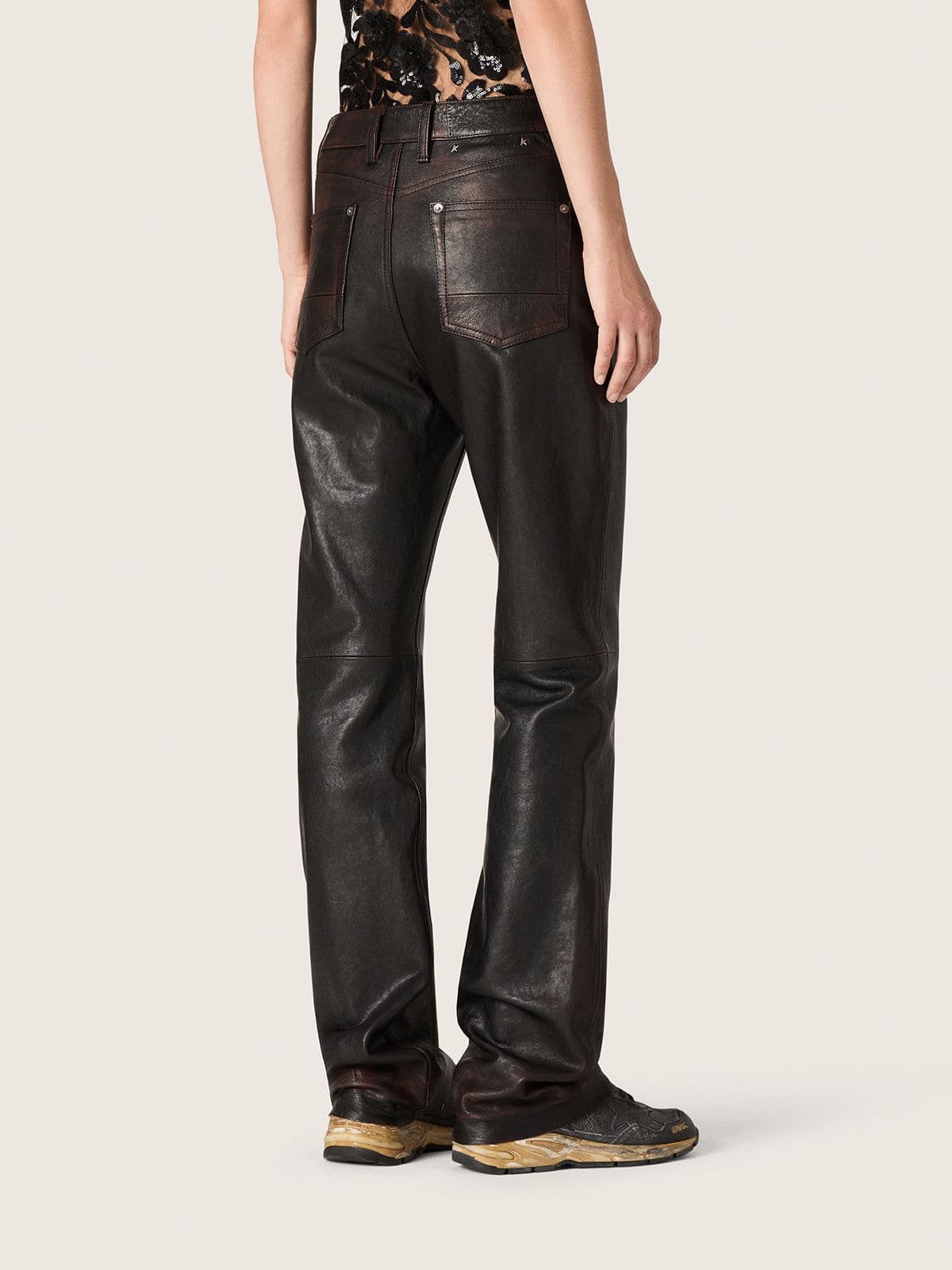 Women's pants in dark burgundy nappa with vintage finish