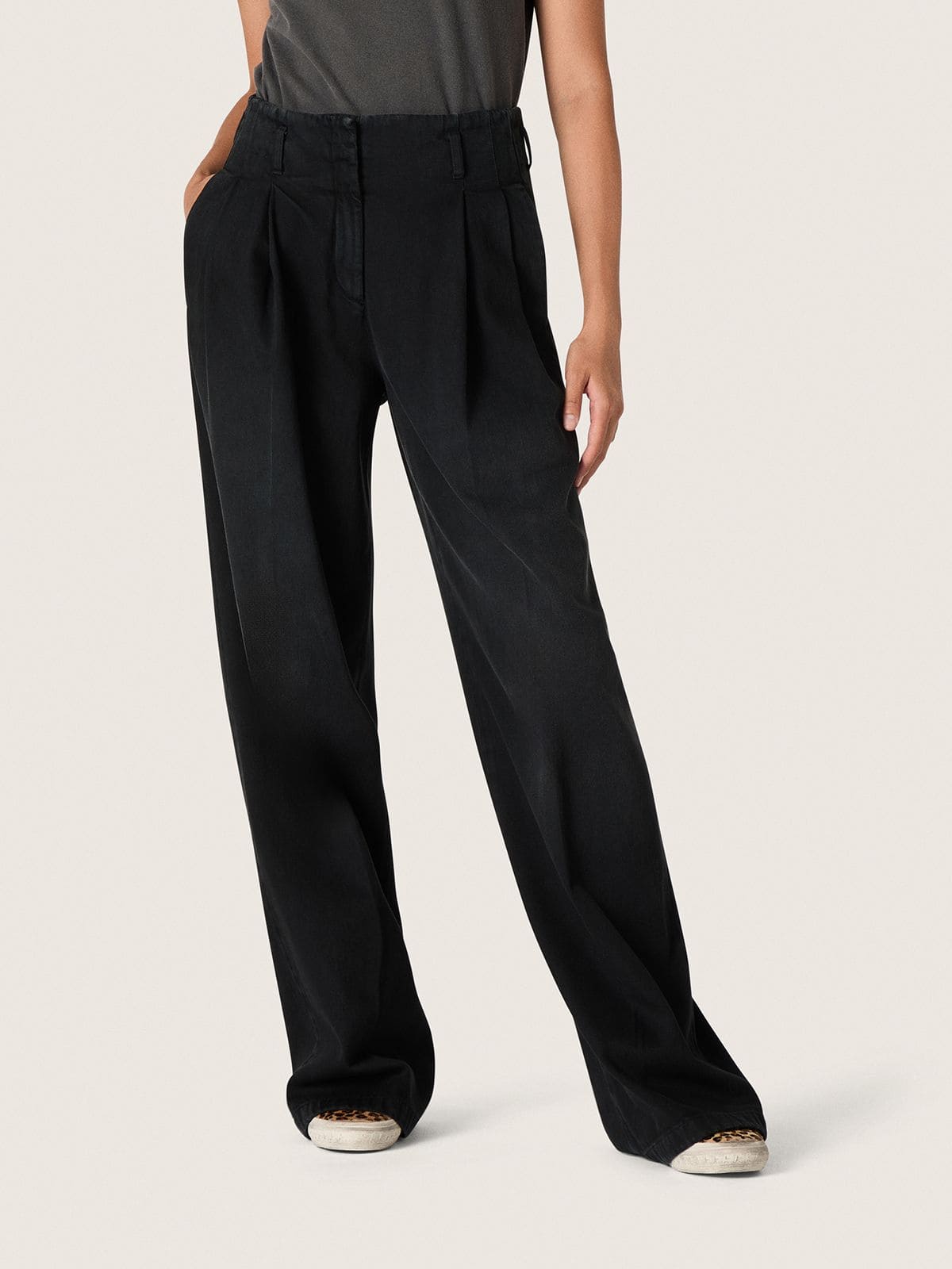 Women's pants in black cotton denim with a lived-in treatment