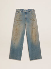 Women's boyfriend jeans with a lived-in effect sand wash and studs