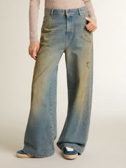 Women's boyfriend jeans with a lived-in effect sand wash and studs