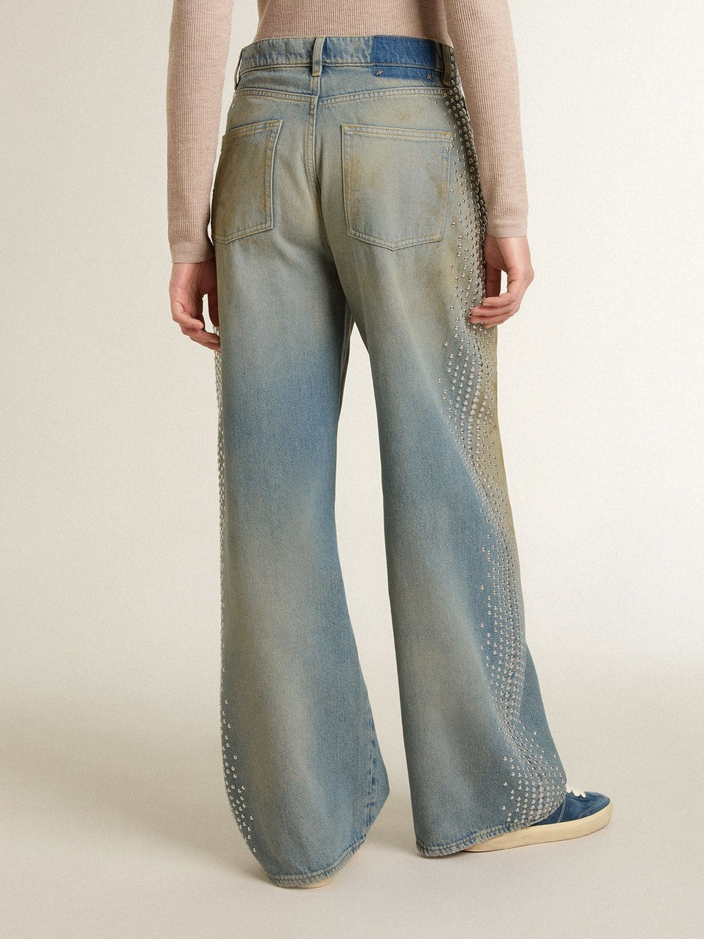 Women's boyfriend jeans with a lived-in effect sand wash and studs