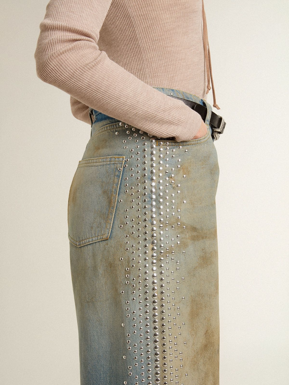 Women's boyfriend jeans with a lived-in effect sand wash and studs