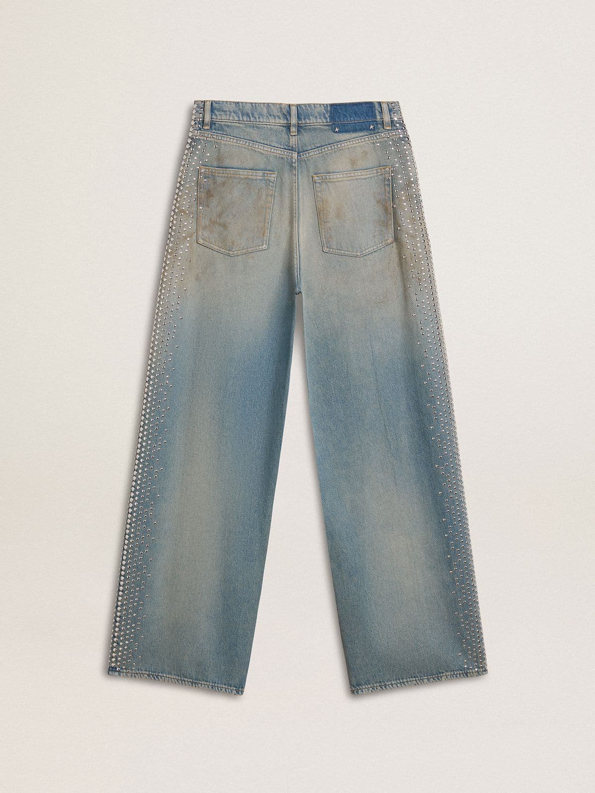 Women's boyfriend jeans with a lived-in effect sand wash and studs