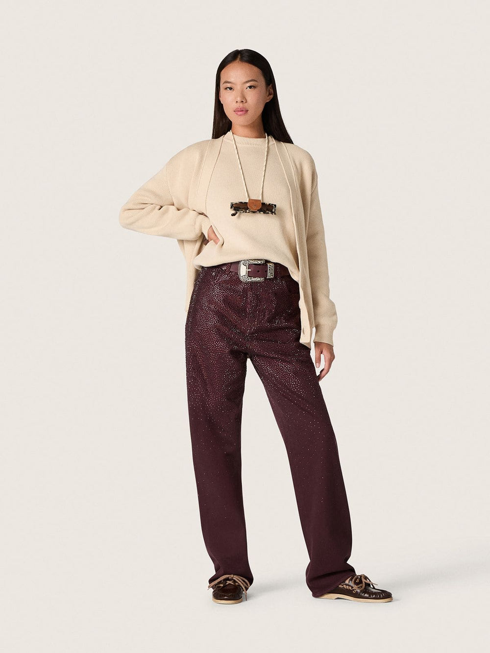 Women's jeans in burgundy denim with gradient crystals