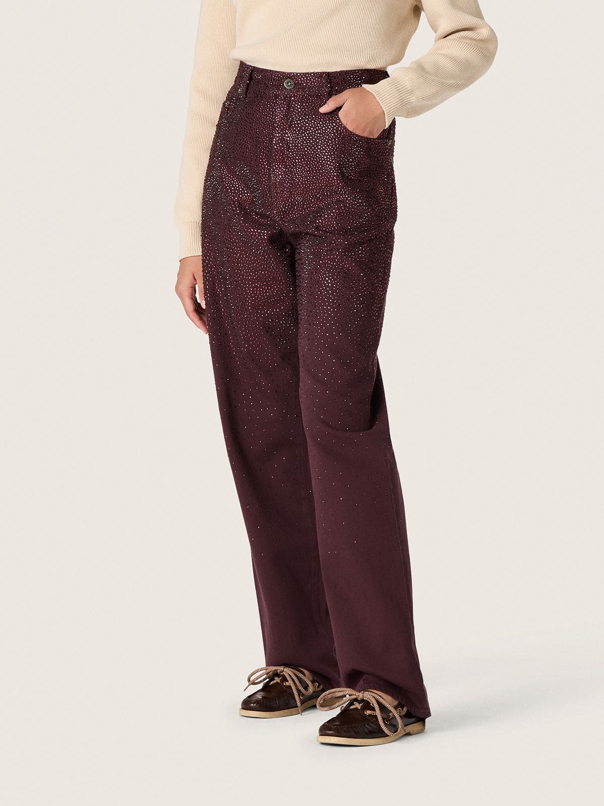Women's jeans in burgundy denim with gradient crystals
