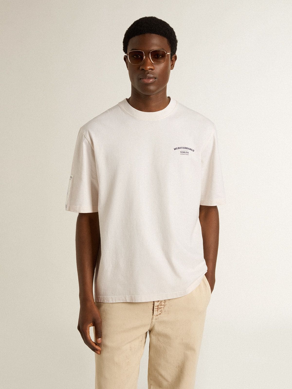 White unisex T-shirt with Mediterranean print and Pescheria Golden patch on the sleeve