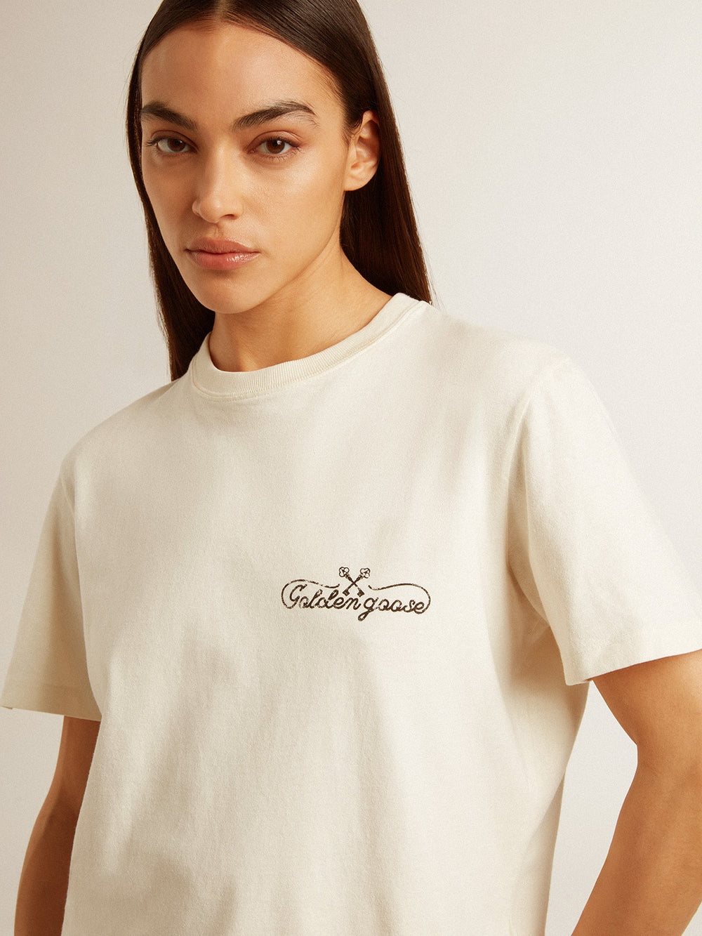 Women’s T-shirt in aged white with logo on the chest