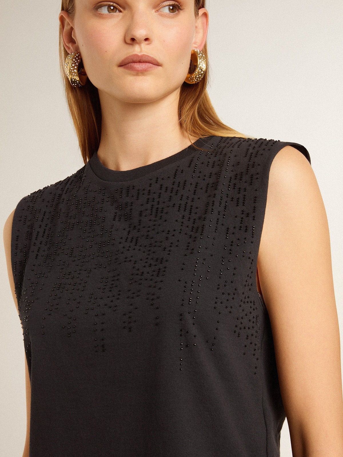 Sleeveless T-shirt in worn-black with tone-on-tone gradient embroidery