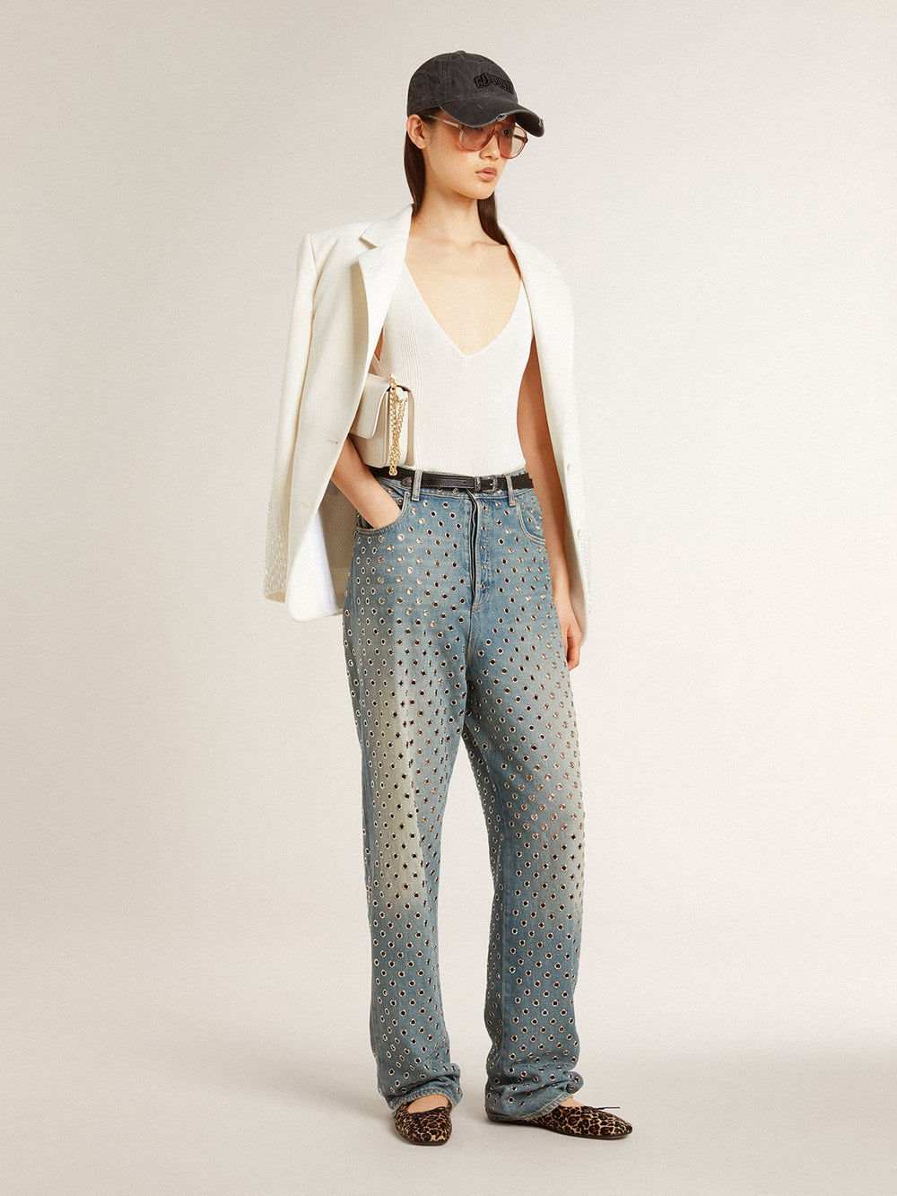 Sleeveless top embroidered with worn-white ribbing