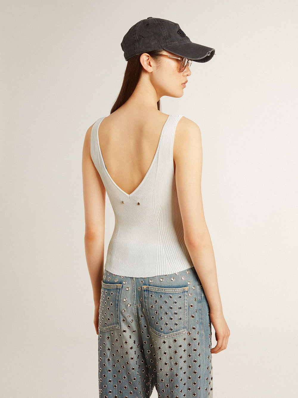 Sleeveless top embroidered with worn-white ribbing