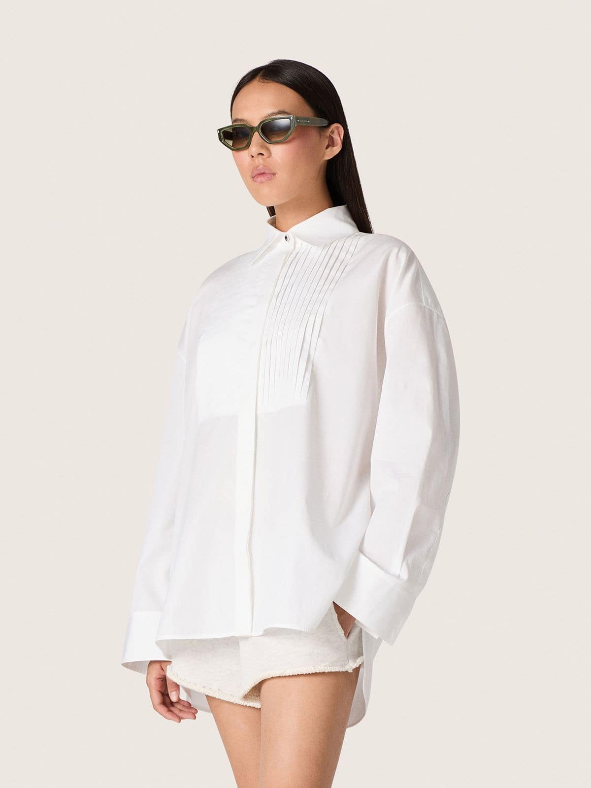 Women's oversized shirt in white cotton with pleated detail and jewel buttons