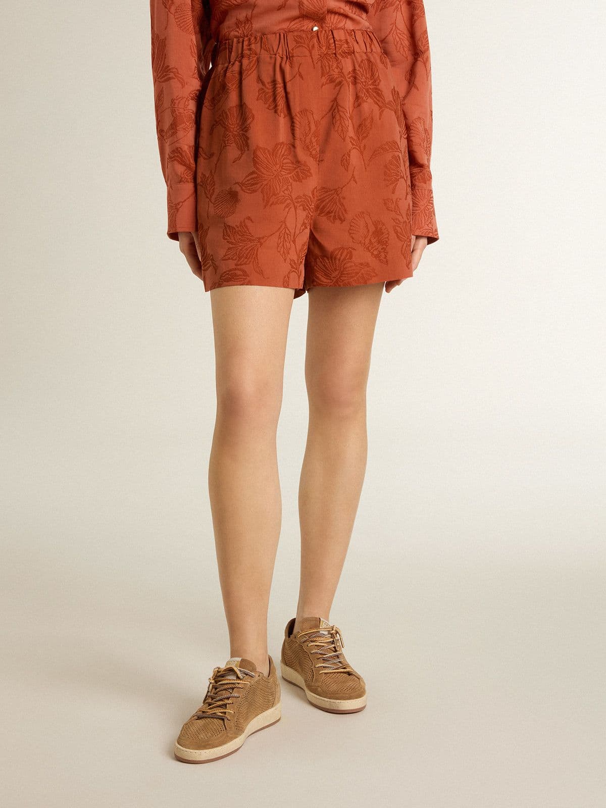 Women's shorts in brick-red jacquard with marine floral pattern