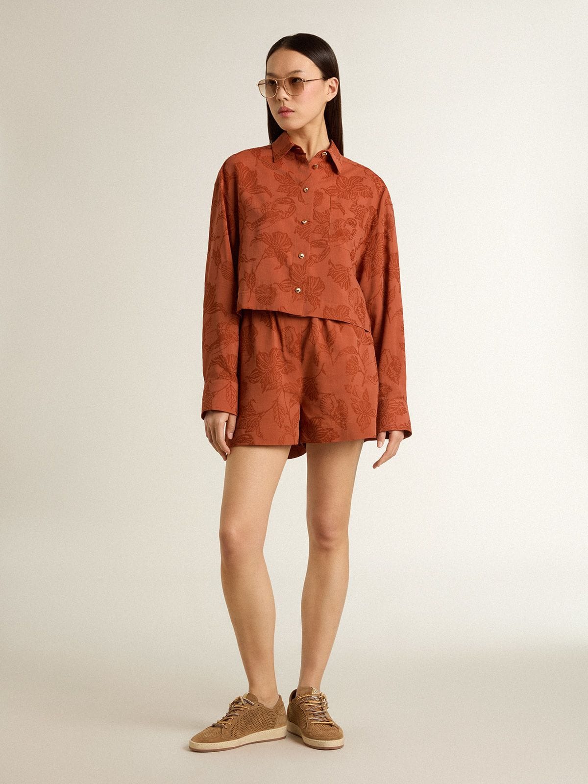 Women's shorts in brick-red jacquard with marine floral pattern