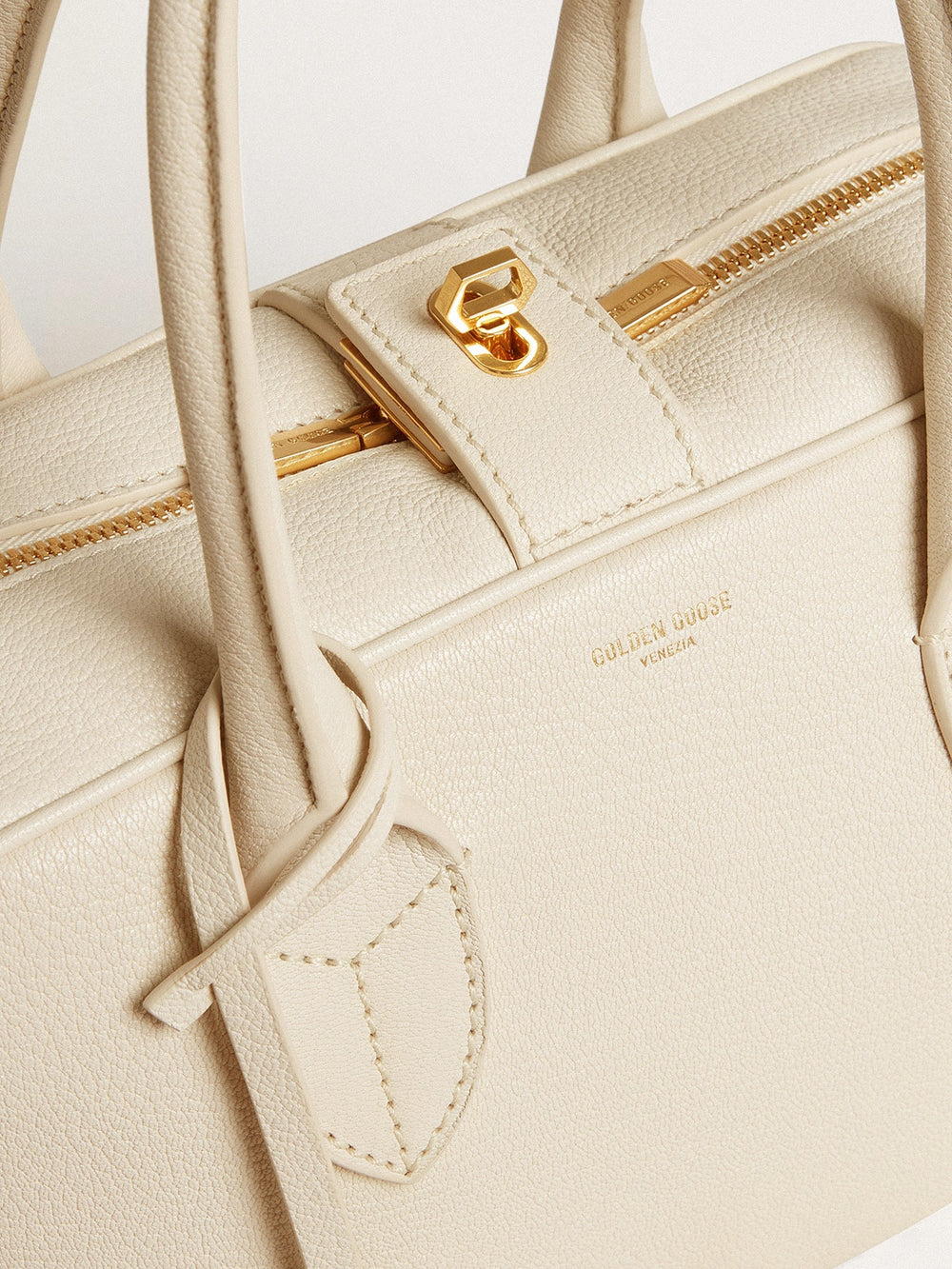 Vita Bag in butter-colored leather with gold details