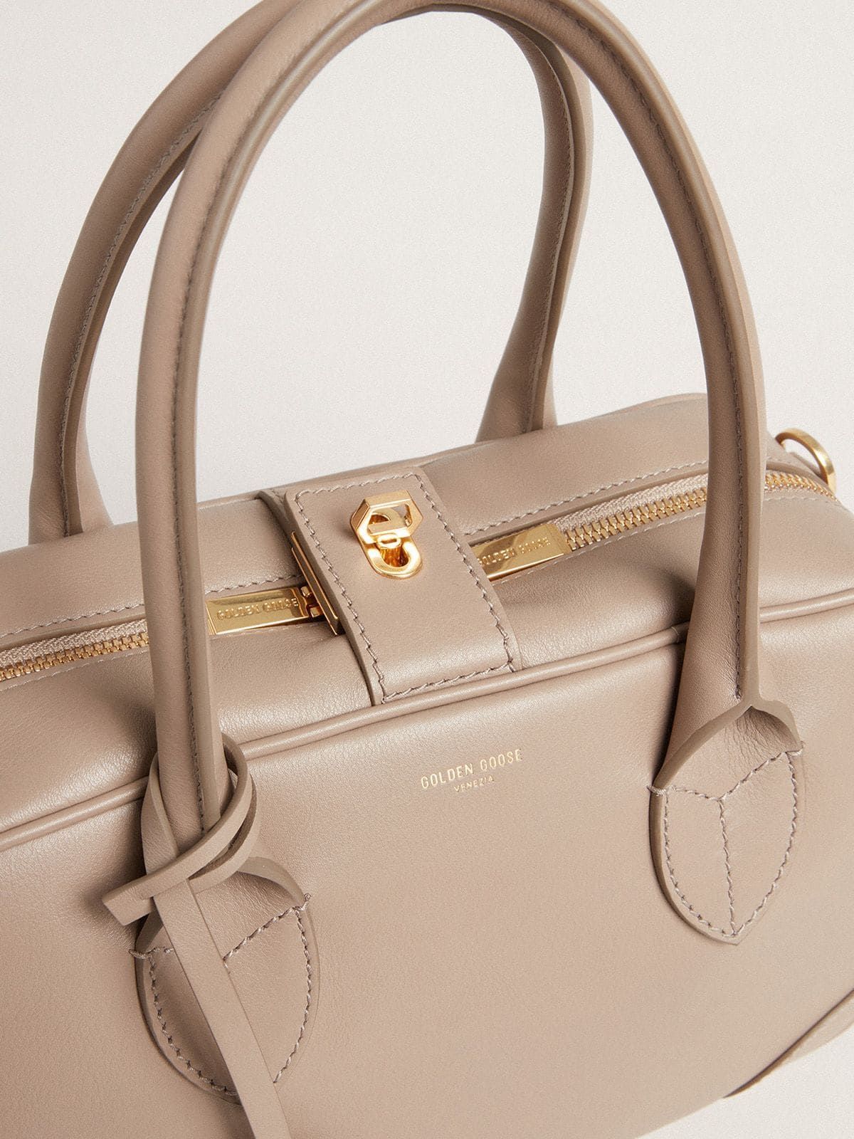 Vita Bag in taupe leather with gold details
