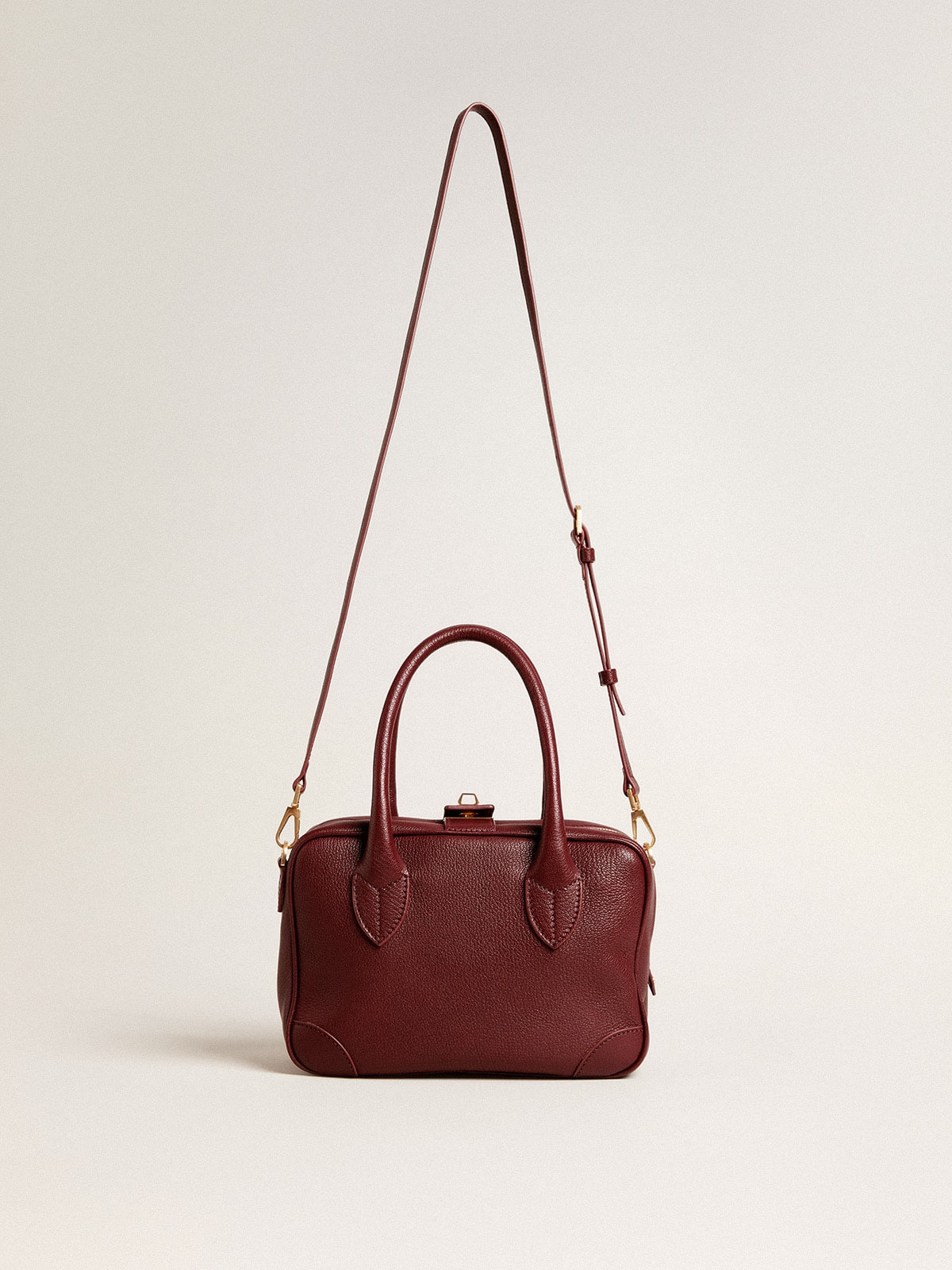 Vita Bag in burgundy leather with gold details