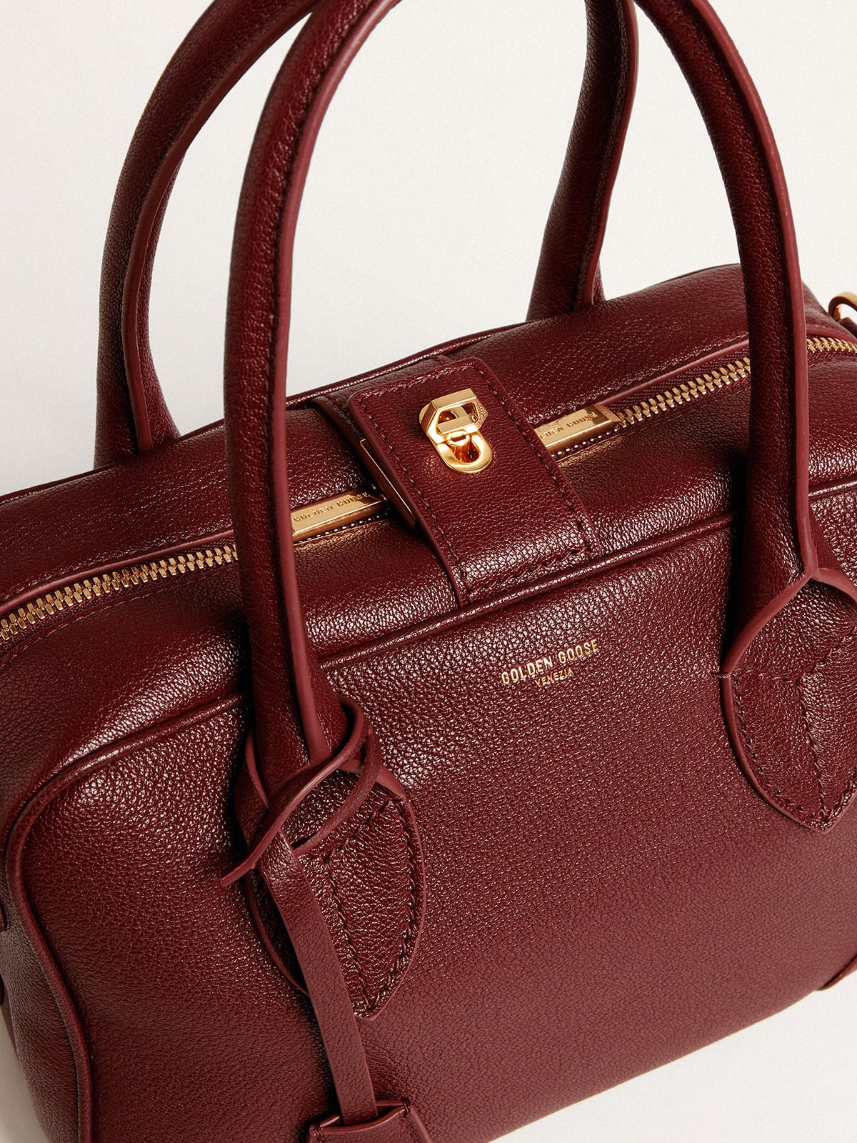 Vita Bag in burgundy leather with gold details