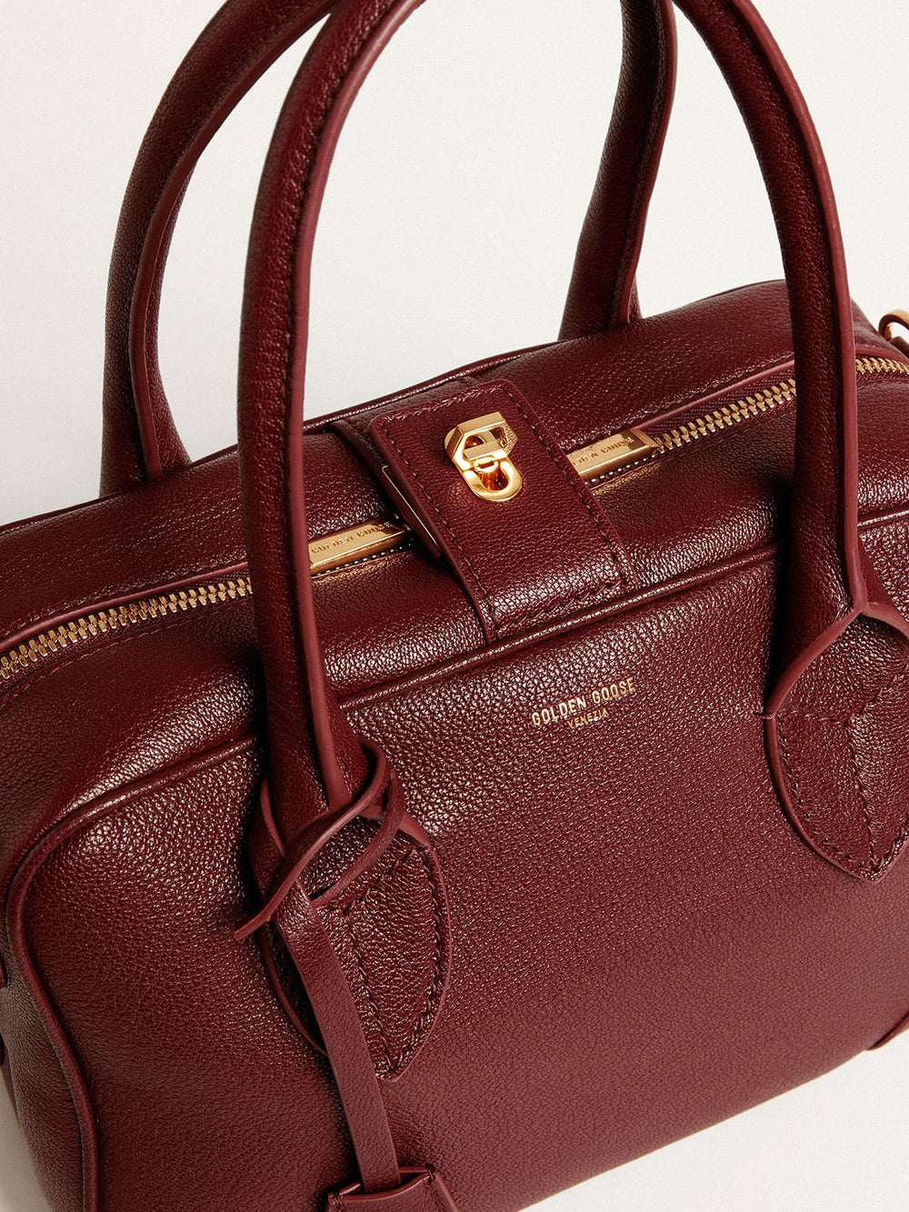 Vita Bag in burgundy leather with gold details