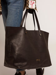 Pasadena Bag in black hammered leather with gold logo on the front