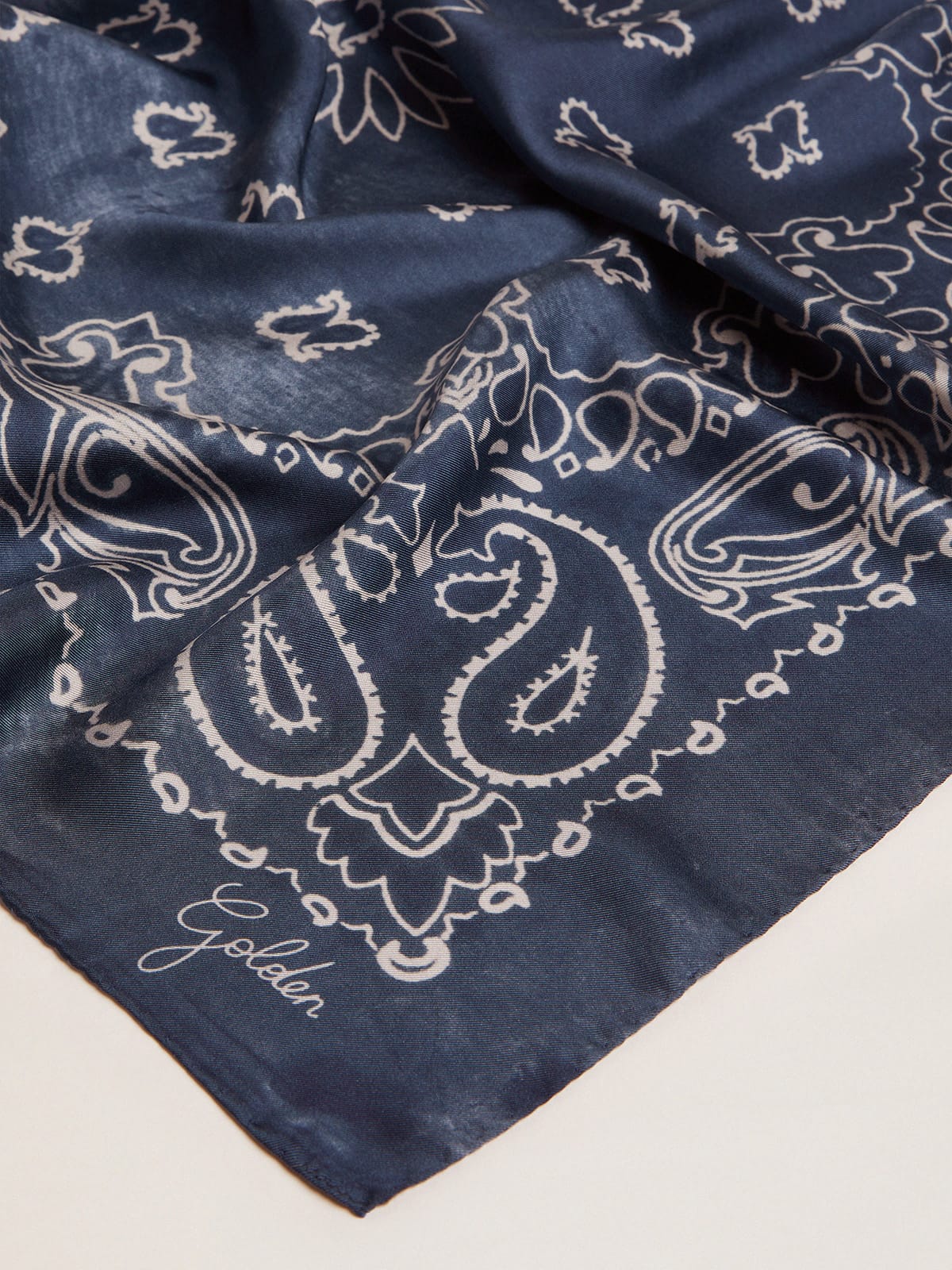 Denim-blue Golden Collection scarf with paisley pattern