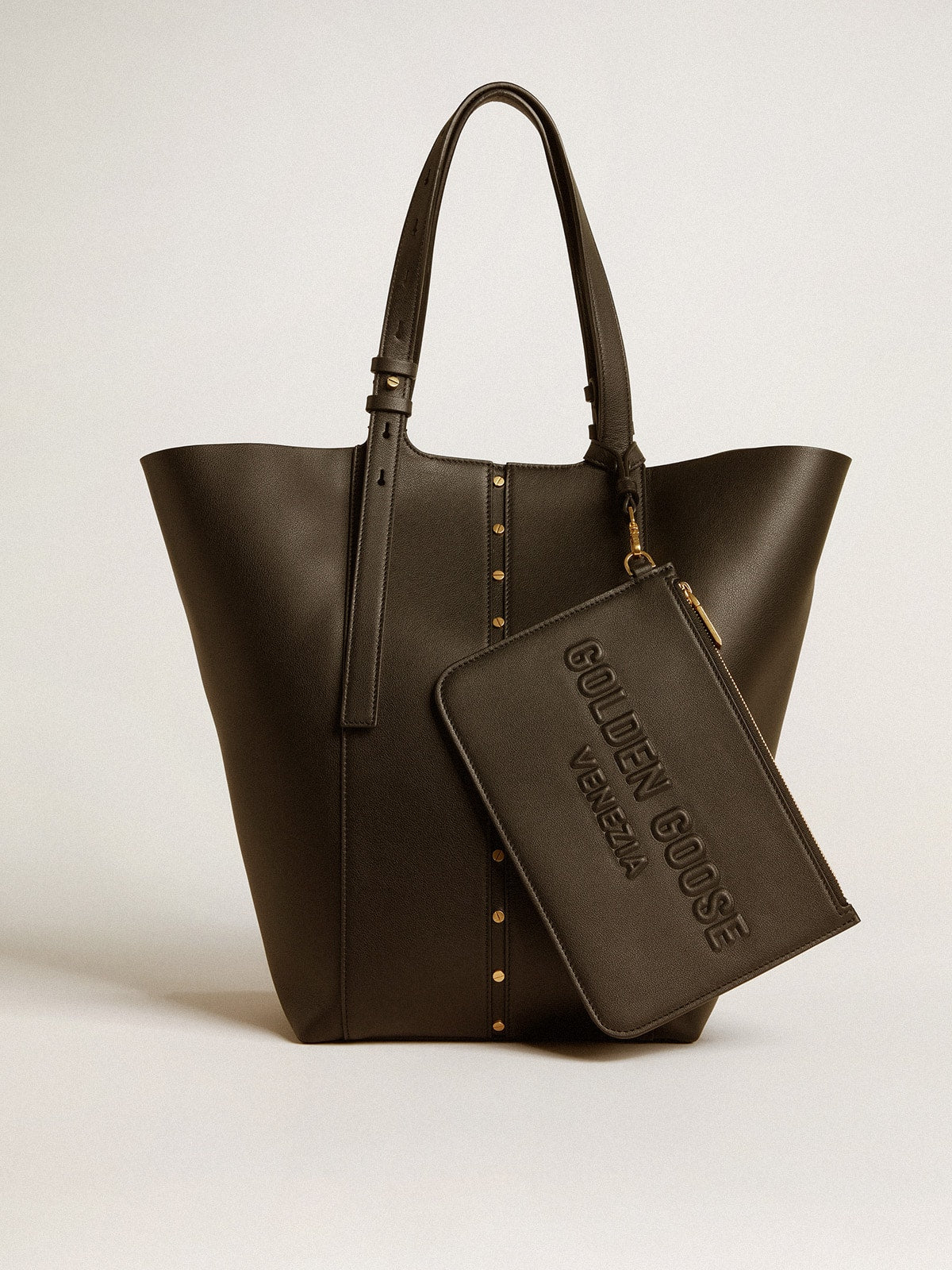 Pouch in black leather with raised logo