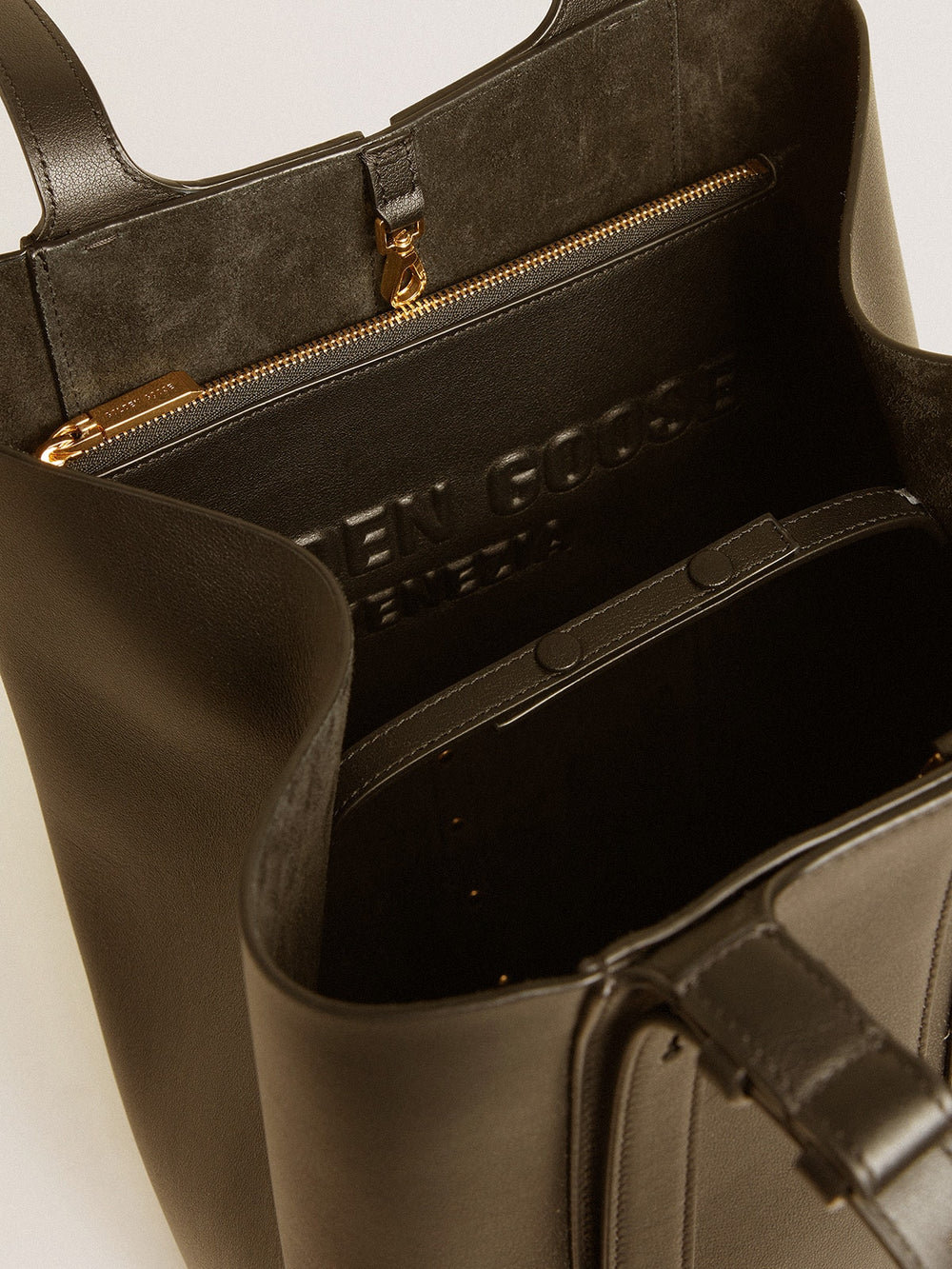 Pouch in black leather with raised logo